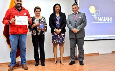 CLIMATE CENTRE: Ecuador met service award for joint FbF work with Red Cross